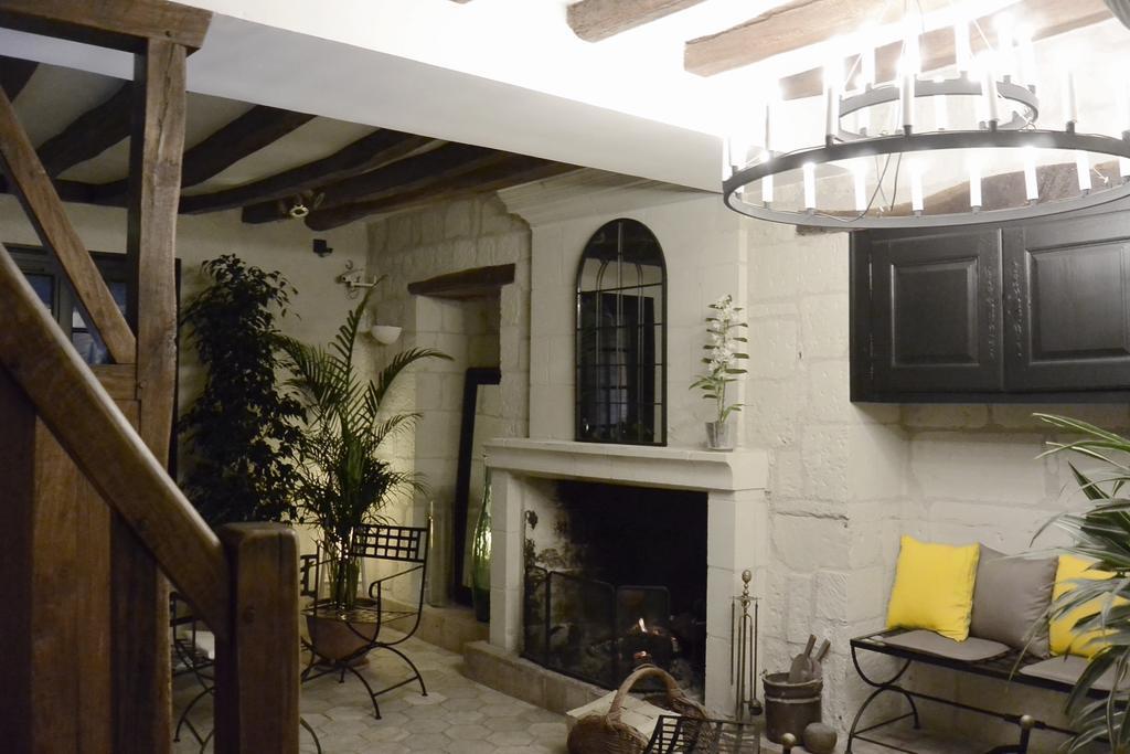 Logis Hotel Le Bussy Montsoreau Exterior photo