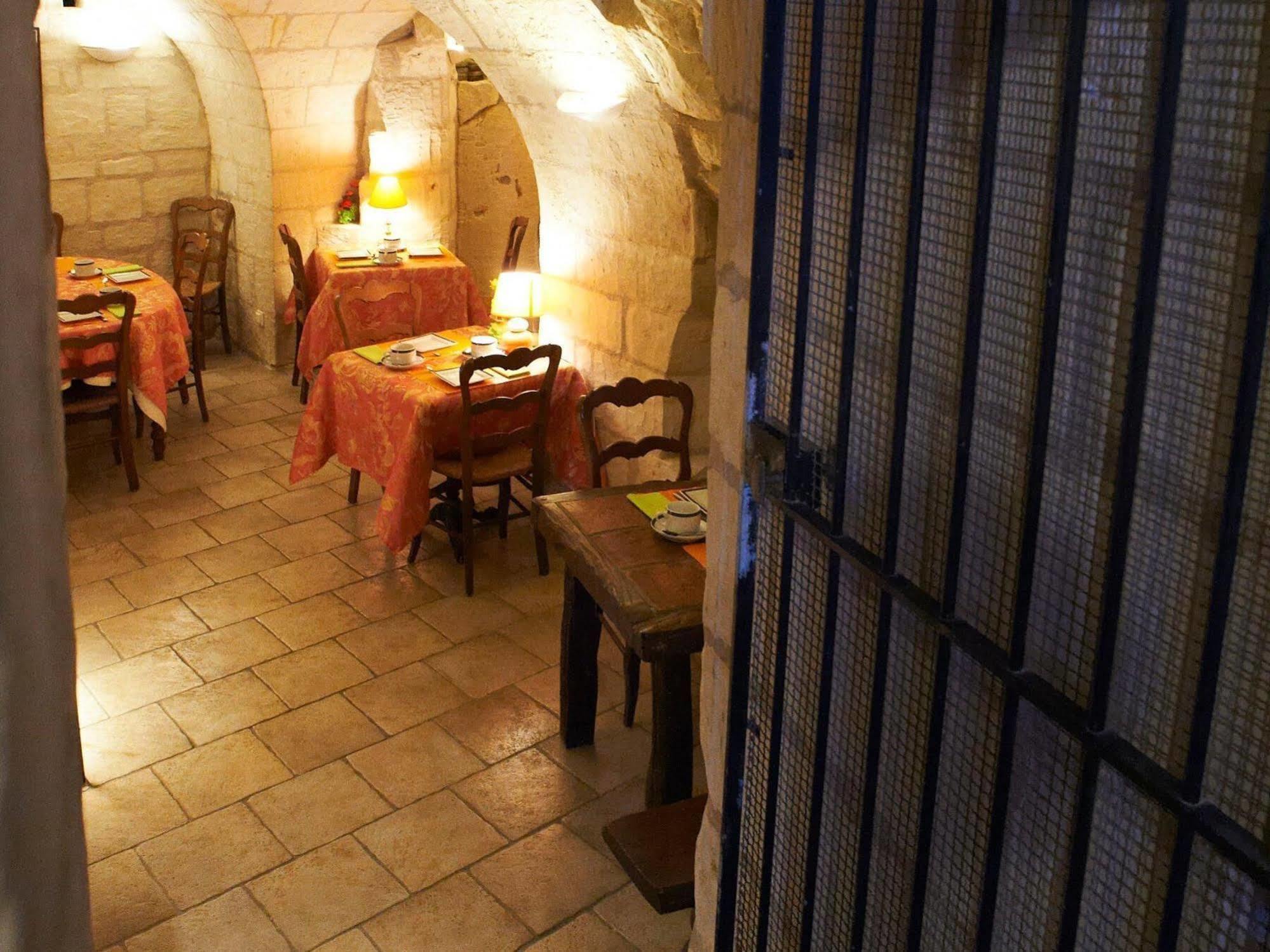 Logis Hotel Le Bussy Montsoreau Exterior photo