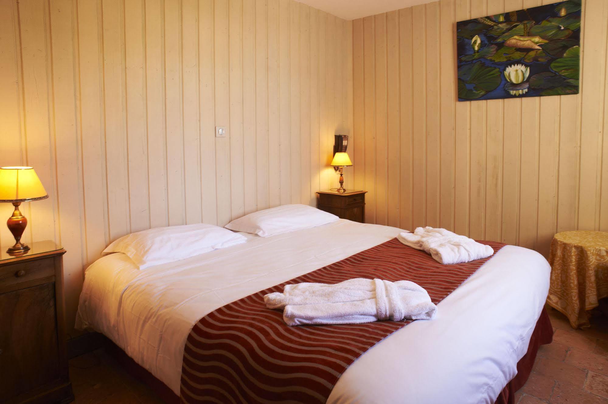 Logis Hotel Le Bussy Montsoreau Exterior photo